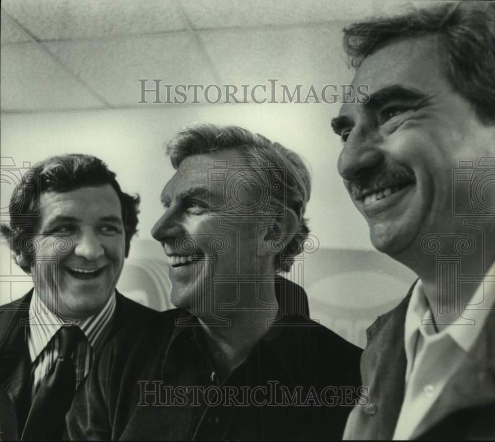 1977 Press Photo George Lindsay, Comedian, &amp; Special Olympic contestants - Historic Images