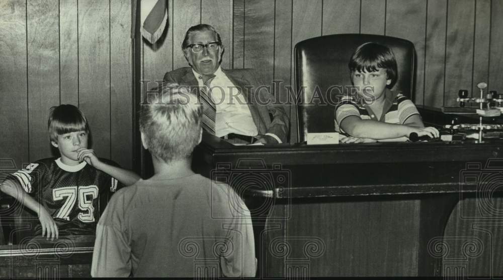 1978 Press Photo Boys in Courtroom with Judge and Attorney, Bessemer, Alabama - Historic Images