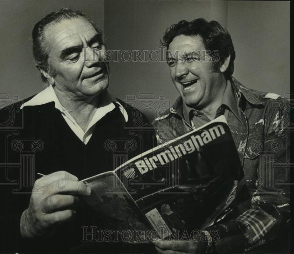 1976 Press Photo George Lindsey &amp; Ernie Borgnine reading Birmingham magazine - Historic Images