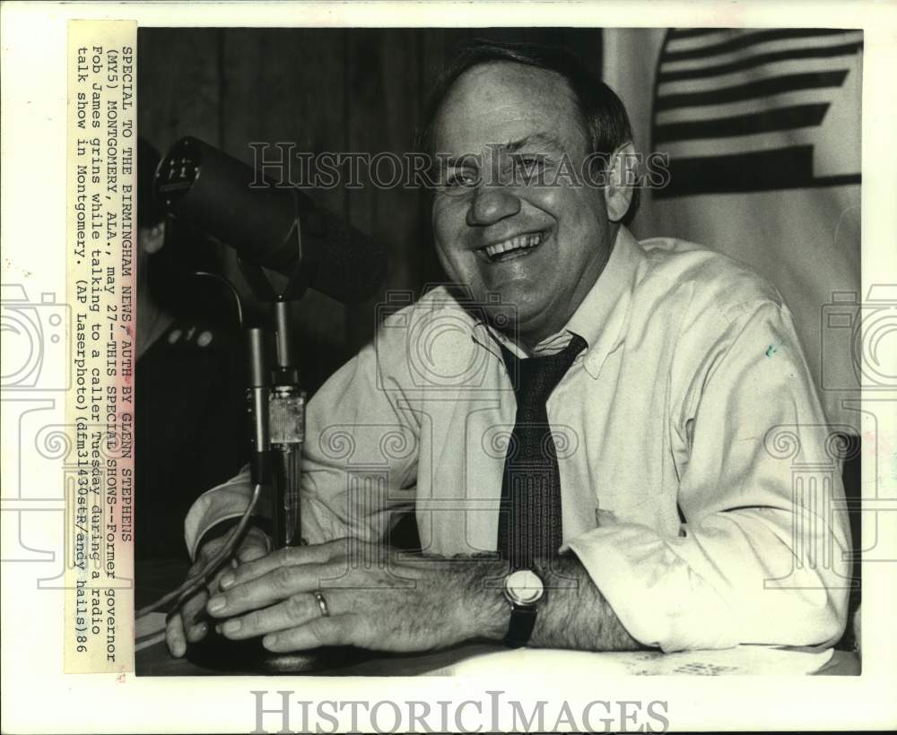 1986 Press Photo Former Alabama governor Fob James talks to caller on radio show - Historic Images