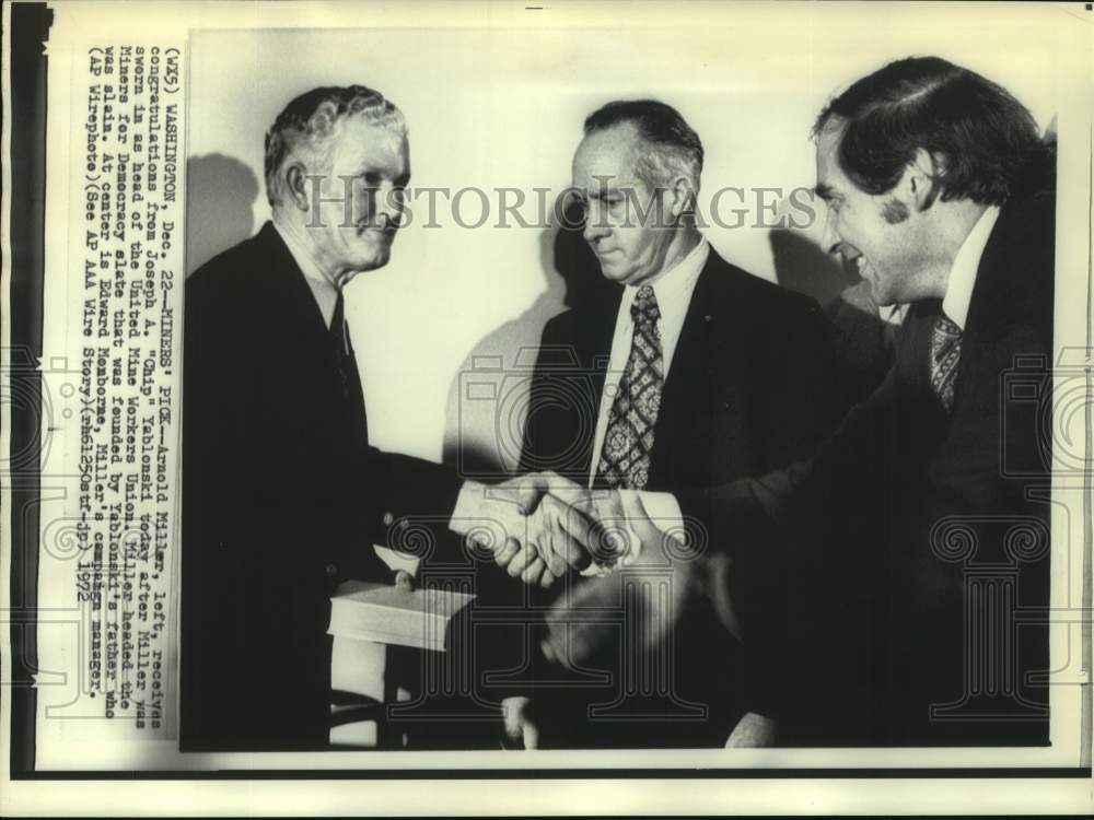 1972 Press Photo Arnold Miller, head UMW, congratulated by Joseph Yablonski - Historic Images