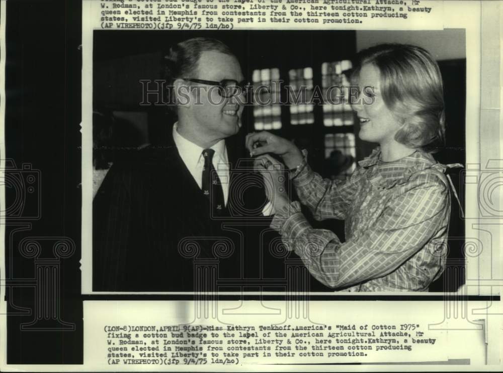 1975 Press Photo Kathryn Tenkhoff, &quot;Maid of Cotton 1975&quot; fixes badge on W.Rodman - Historic Images