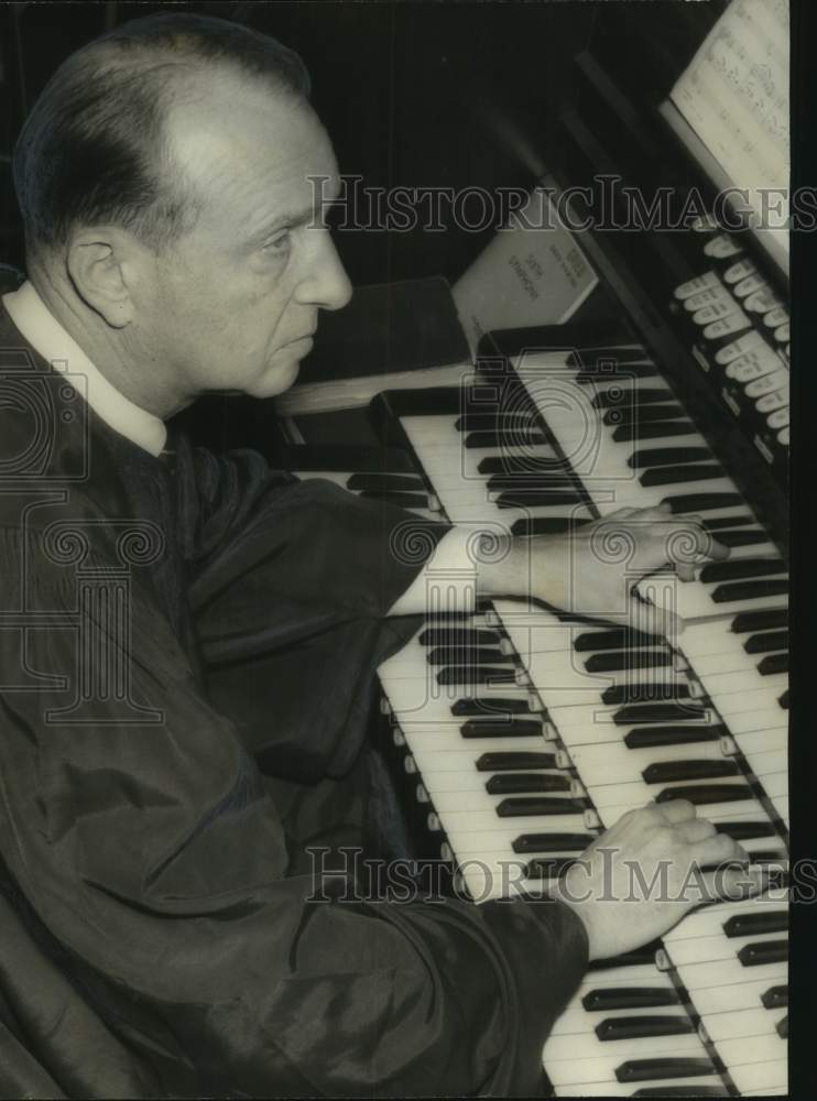 1957 Press Photo Herbert Grieb, organist, playing organ at Temple Emanu-El, AL - Historic Images