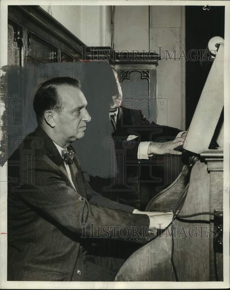 1956 Press Photo Herbert Grieb, playing the organ in Birmingham, Alabama - Historic Images
