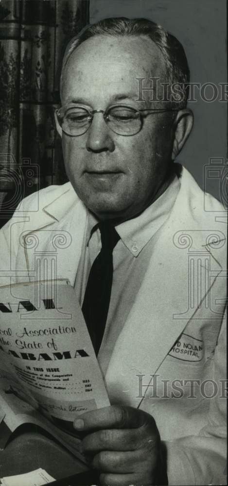 1968 Press Photo Dr. E. Bryce Robinson Jr.of AL medicaid, reading newspaper - Historic Images