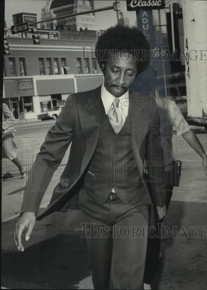 1978 Press Photo Emery Howard walking down street in front of man - abna44546 - Historic Images