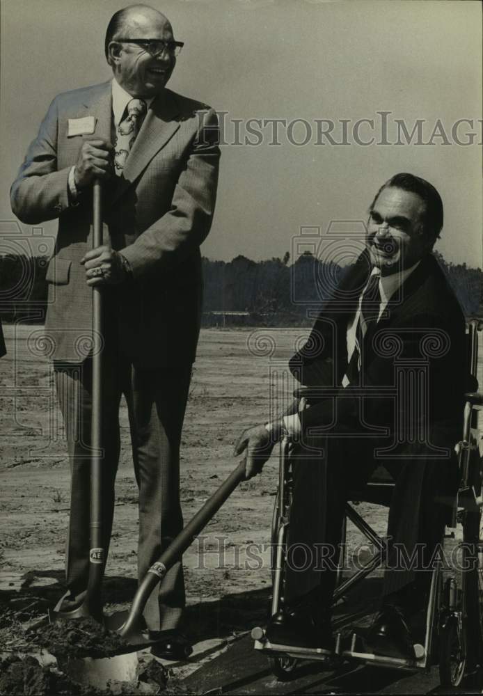 1975 Press Photo AL Gov. George Wallace &amp; man, steam plant dedication, Alabama - Historic Images