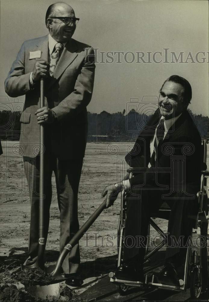 1975 Press Photo AL Gov. George Wallace & man, steam plant dedication, Alabama - Historic Images