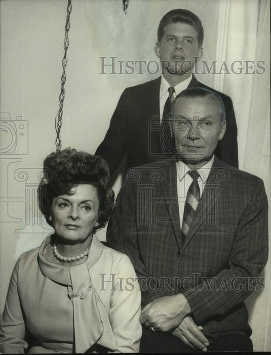 1968 Press Photo Mr. and Mrs. Alfred Hopiak with son, portrait - abna44566 - Historic Images