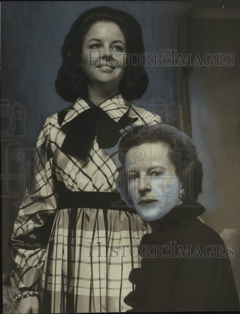 1971 Mrs. Bromley Stone, Mrs. Robert Shook on visit from New York - Historic Images