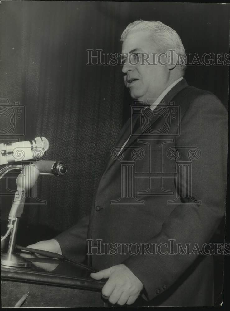 1969 Press Photo State school superintendent Dr. Earnest Stone making speech - Historic Images