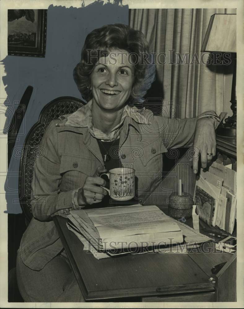 1977 Press Photo Anne Payton, Oneonta AL board of education member with coffee - Historic Images