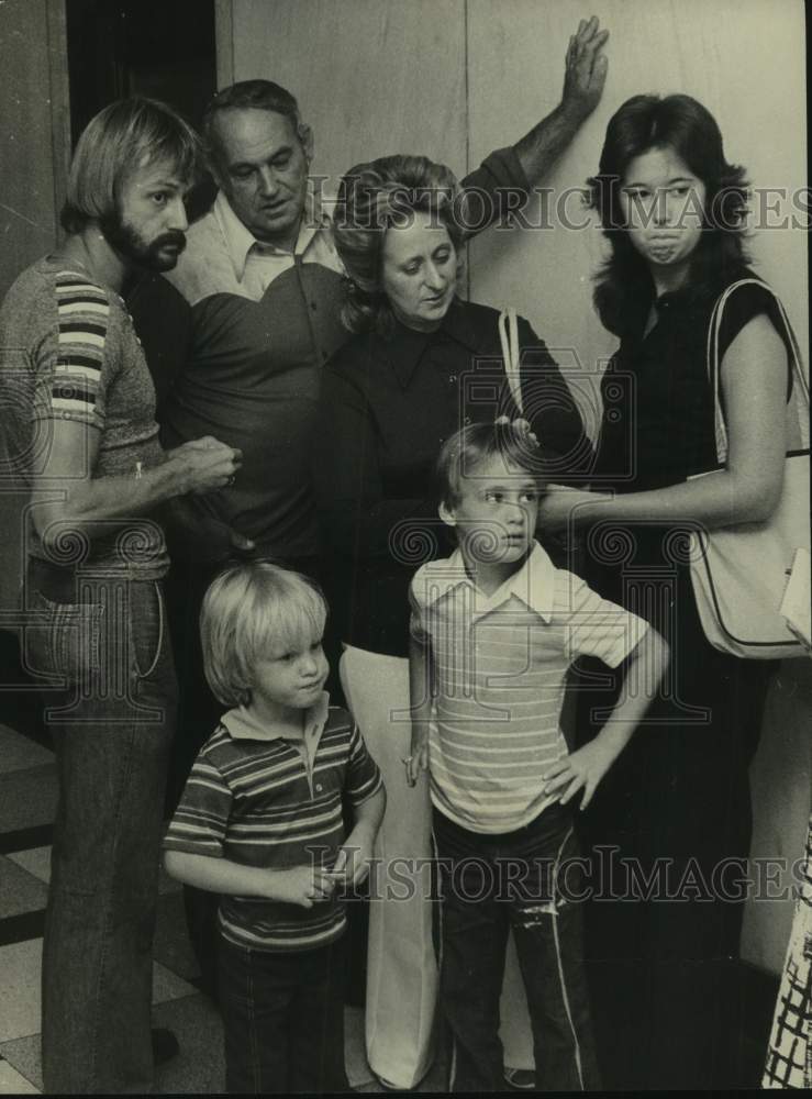 1977 Press Photo Gazzier family of Mobile, AL at courthouse during murder trial - Historic Images