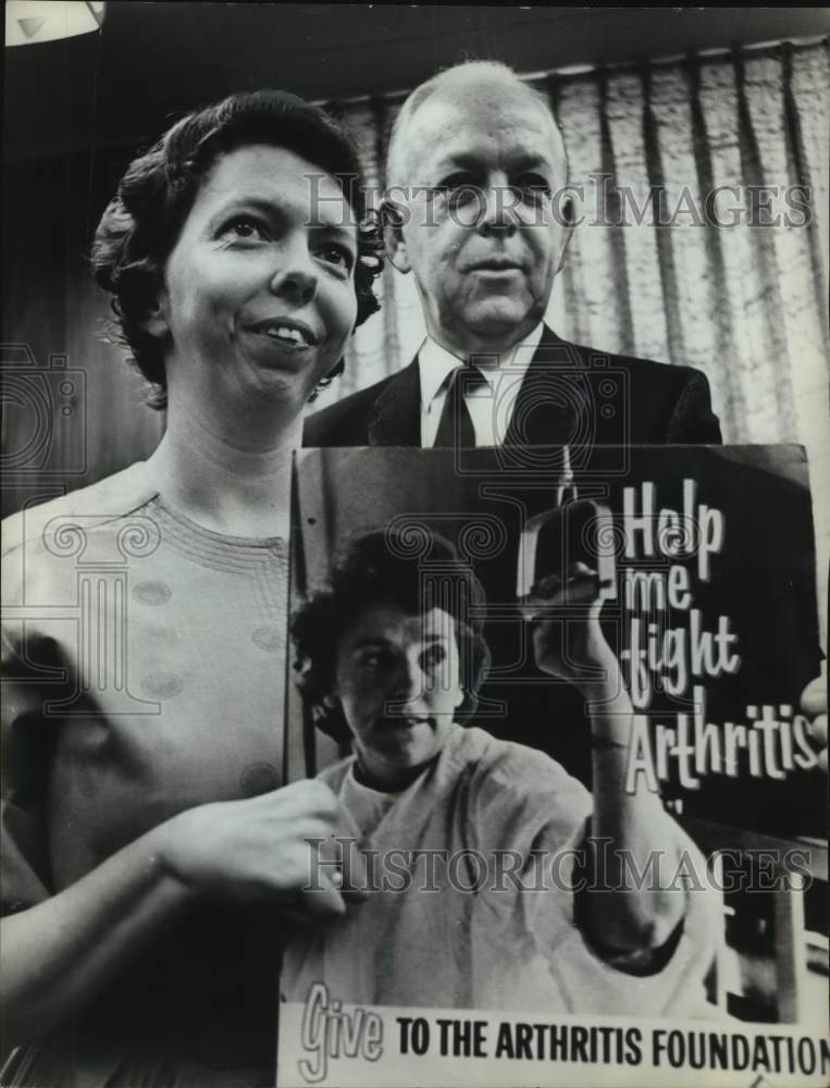 1963 Press Photo Newman Waters, Dottie Robinson with Arthritis Fund Drive poster - Historic Images