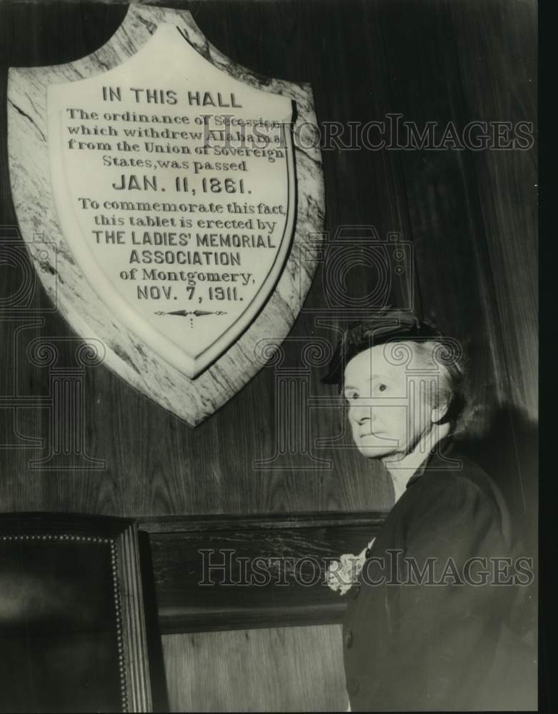 1963 Press Photo Miss Mittie Miller at historic hall, Montgomery, Alabama - Historic Images