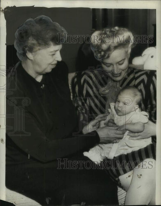 1946, Eleanor Roosevelt visiting Mrs. Hershey Martin and child - Historic Images