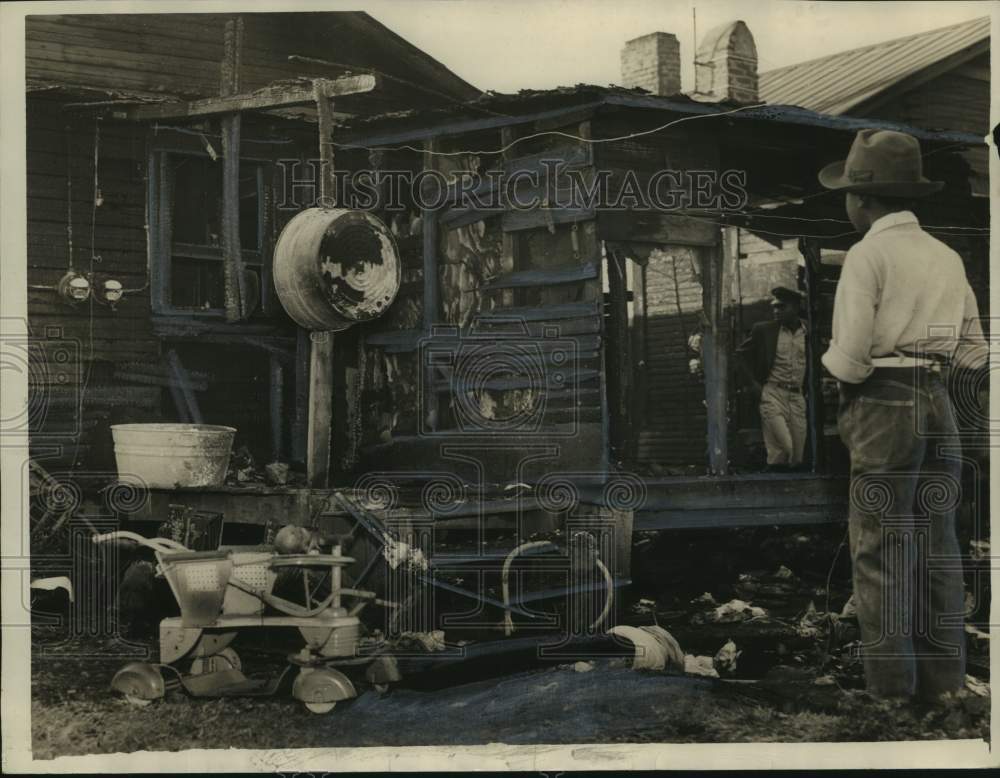 1953 Men look at house that was destroyed by fire in Alabama - Historic Images