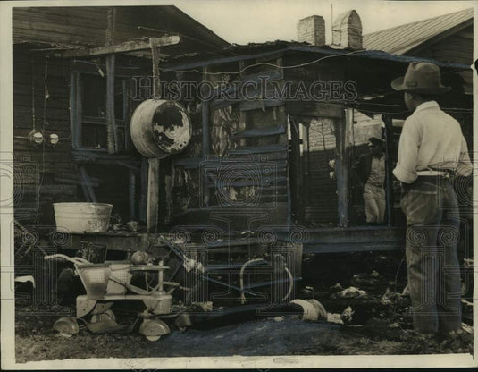 1953 Men look at house that was destroyed by fire in Alabama - Historic Images
