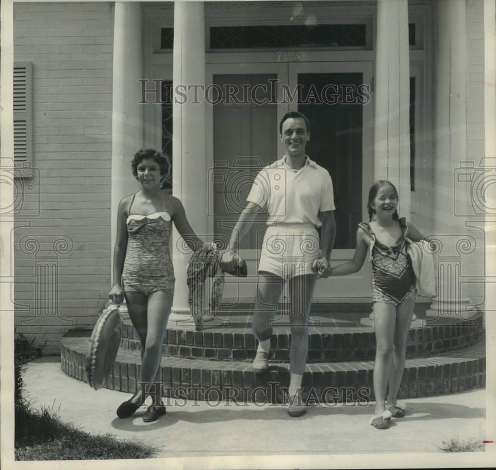 1953 Press Photo Harry Townes, tv actor, and his two nieces in Hunstville - Historic Images