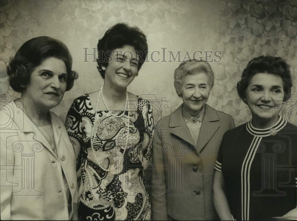Press Photo Mrs. Allen Rushton & other Opera Guild clubwomen,Birmingham, Alabama - Historic Images