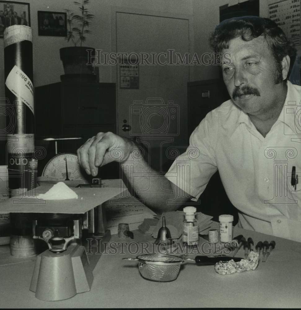 1975 Press Photo Birmingham, Alabama Policeman Examines Captured Drugs - Historic Images