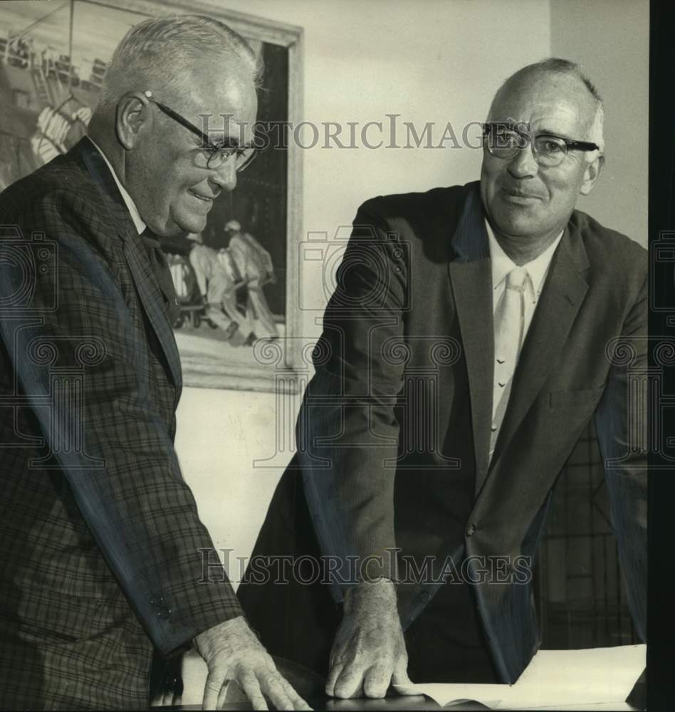 1960 Press Photo Scholarship Money Given for Auburn University Students - Historic Images