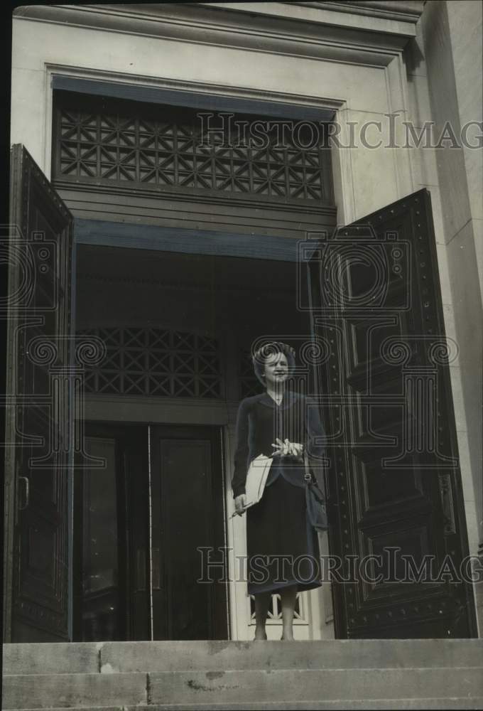 Press Photo Judge Annie Lola Price leaving Judicial Building - abna44825 - Historic Images