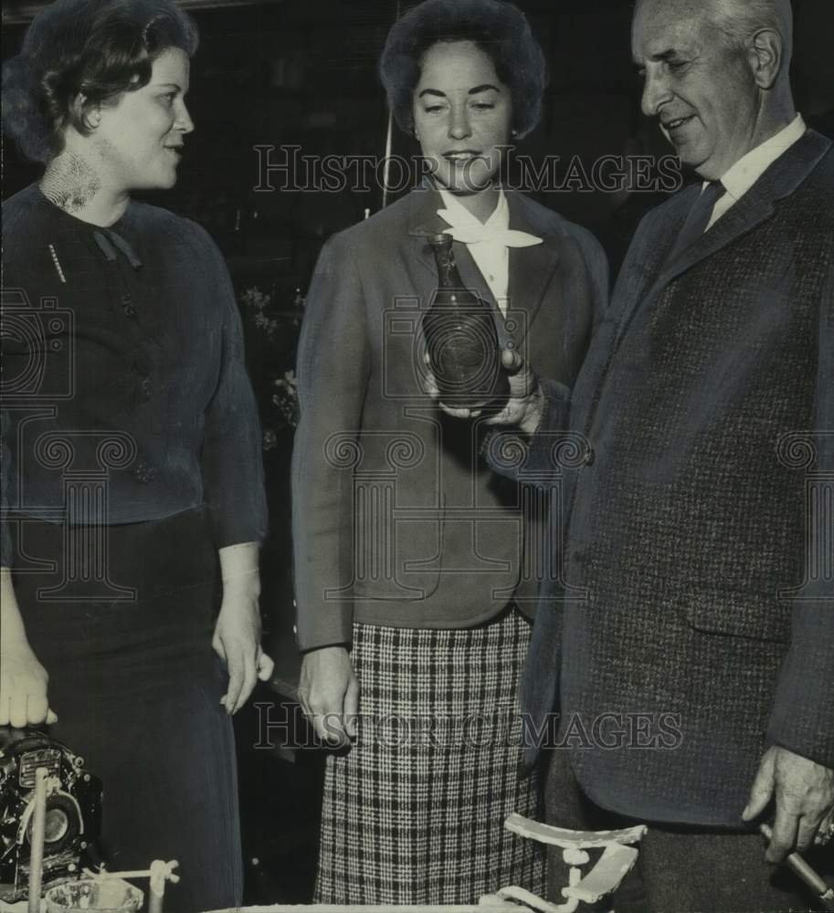 1963 Press Photo Clubwoman Mrs. Richard Stockham Jr. &amp; others re: art project - Historic Images