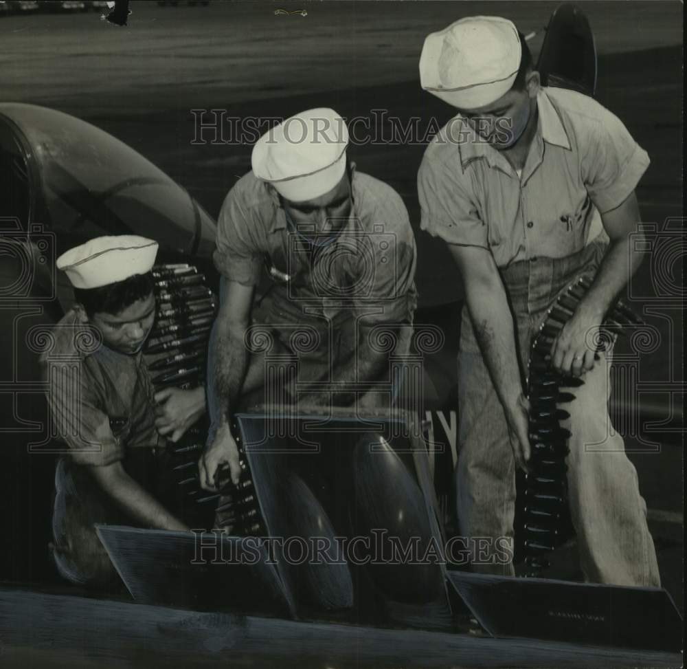 1952 Press Photo Three Birmingham Naval Reservists loading guns, Miami, Florida - Historic Images