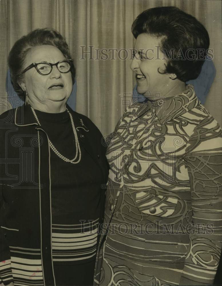 1971 Press Photo Mrs. Chris Stolberg, new president, & Mrs. Dan Waite, Alabama-Historic Images