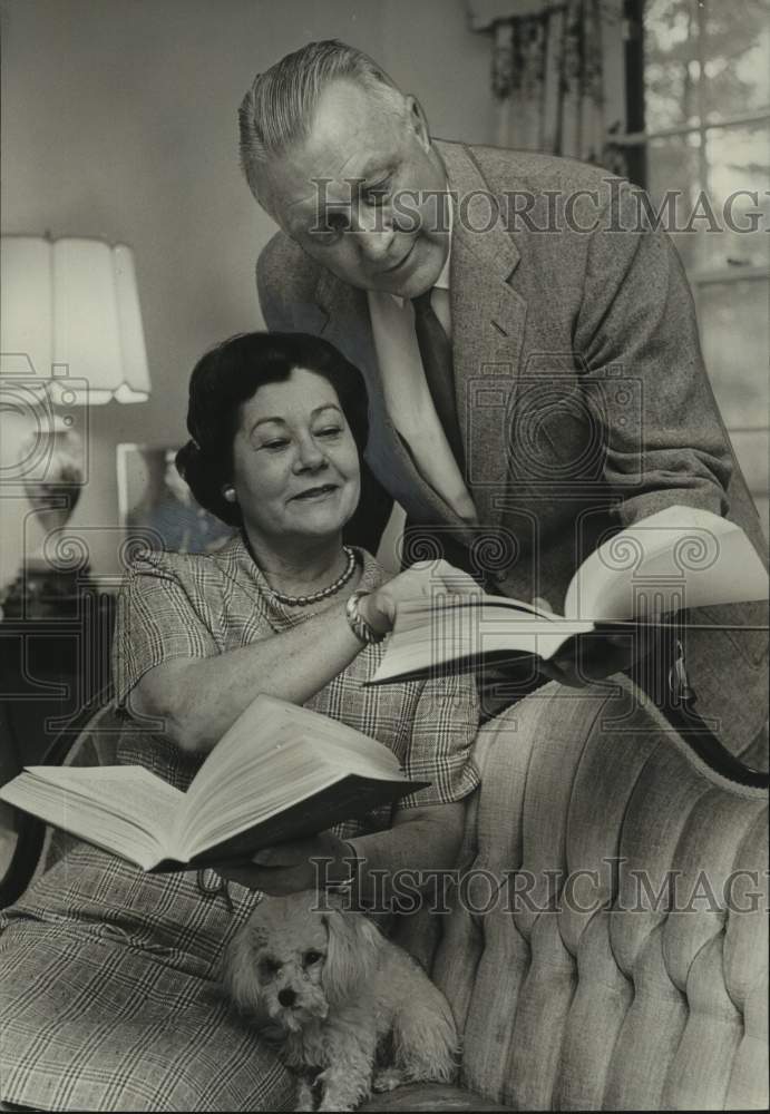 1966 Press Photo Mr. &amp; Mrs. Henry P Johnston, Civic leaders at home in Alabama - Historic Images