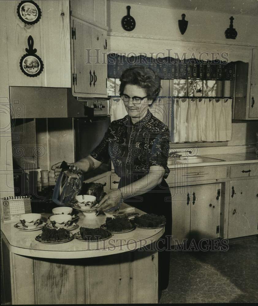 1962, Mrs. Marvin Gregory , Marshall County Farm Family, Alabama - Historic Images