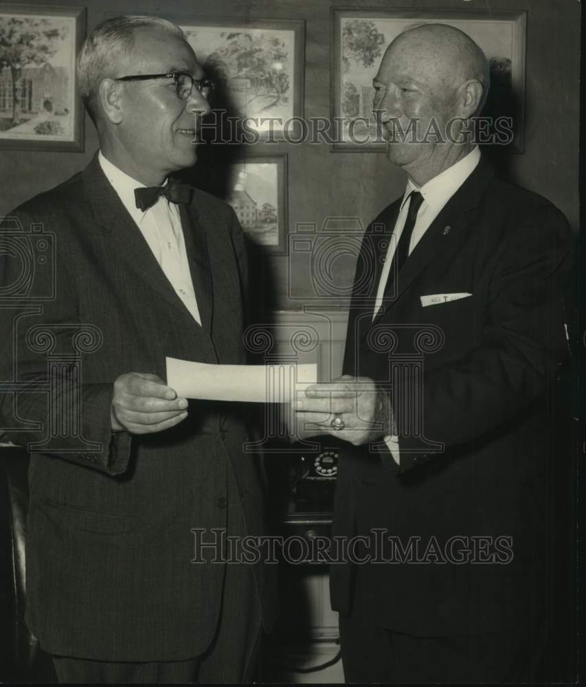 1963 Press Photo Dr. Hubert Searcy, President Hintingdon College gets donation - Historic Images