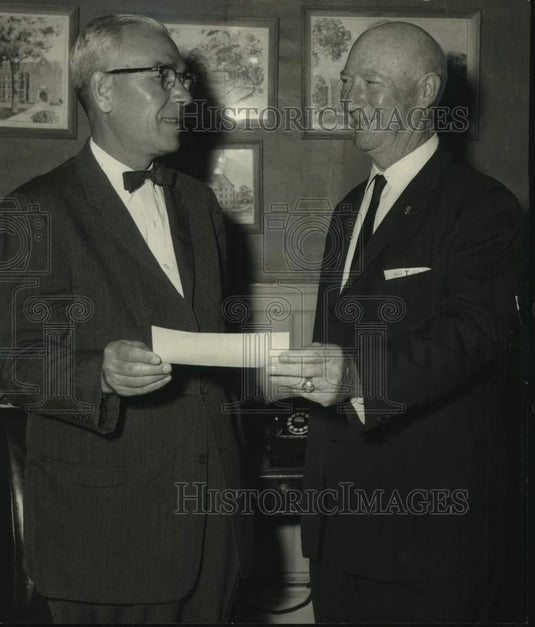 1963 Press Photo Dr. Hubert Searcy, President Hintingdon College gets donation - Historic Images
