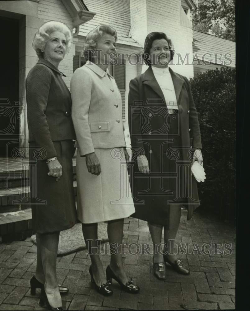 1971, Mrs. Gilbert Johnston &amp; others of Alabama - abna44894 - Historic Images