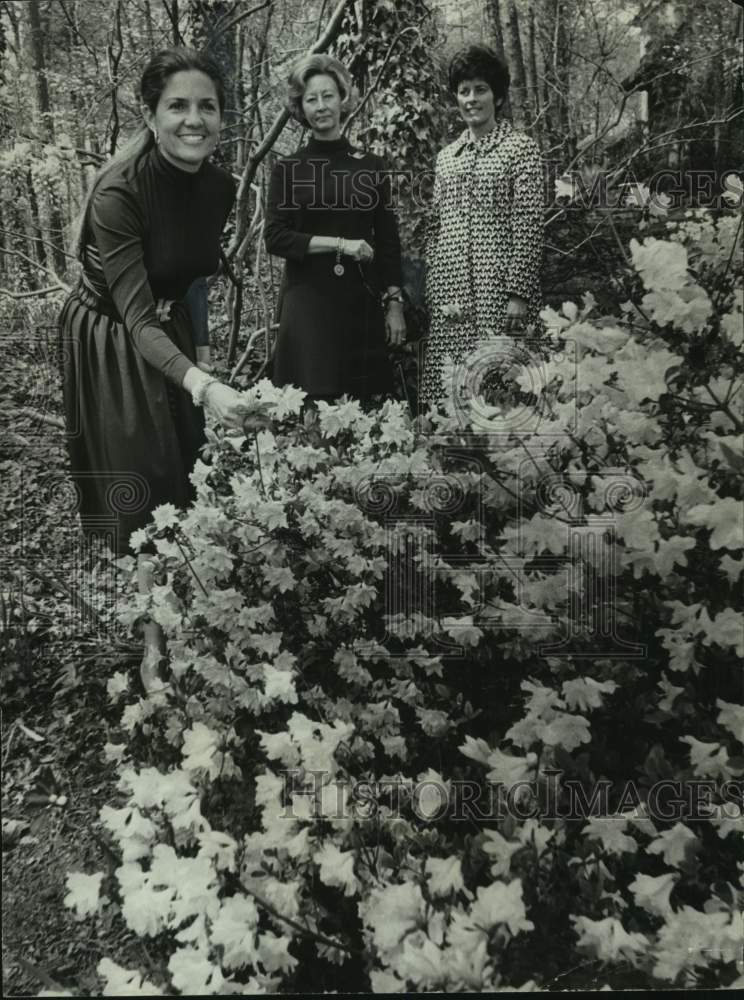 1972 Press Photo Hostesses for Dali Reception in Garden - abna44919 - Historic Images