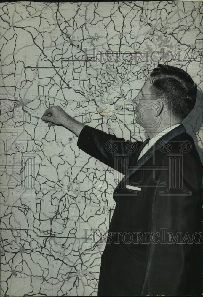 1961 Press Photo Alabama Public Safety Director Floyd M. Mann Views Map - Historic Images