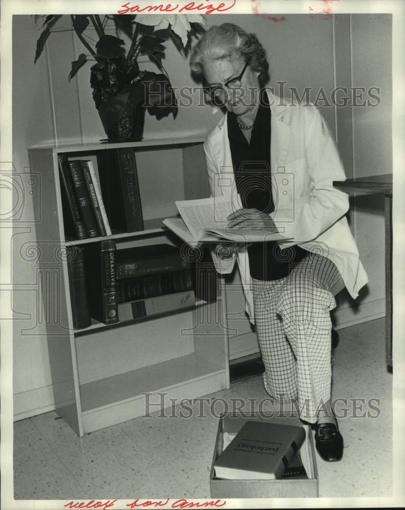 1975 Press Photo Dr. Louise Branscomb, Retired physician, reading a book - Historic Images