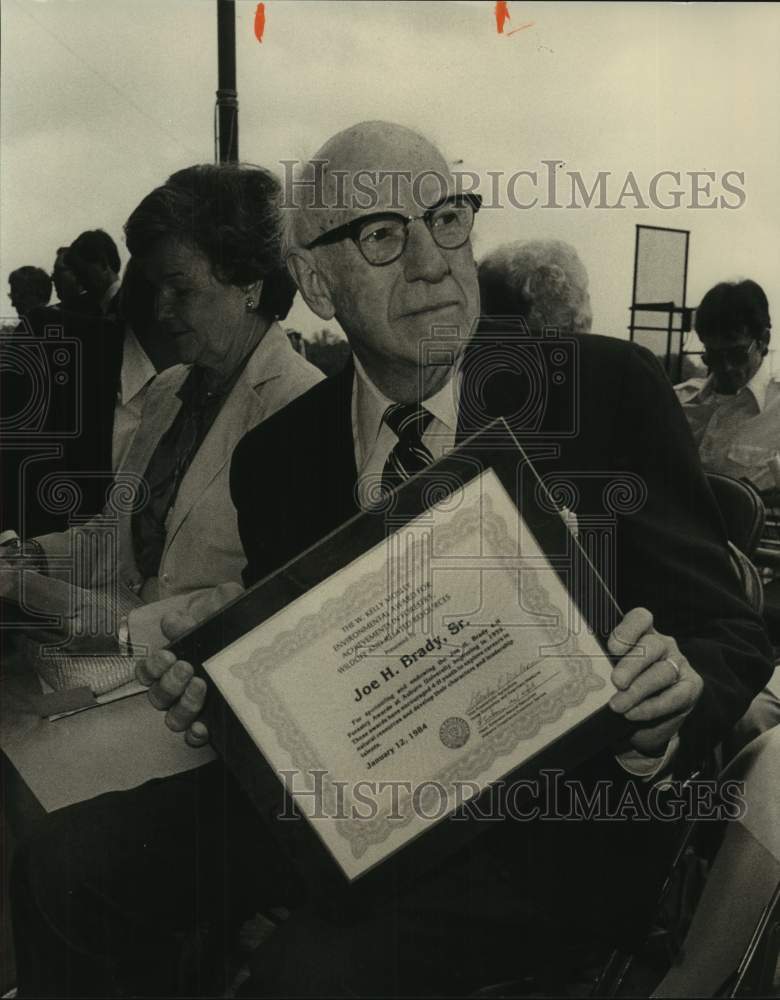 1984 Press Photo Joe H. Brady, Sr, Brady Co. receives forestry award in Alabama - Historic Images