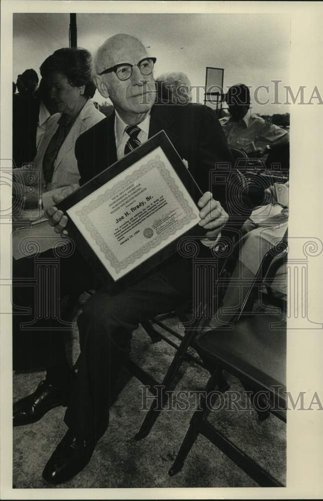 1984 Press Photo Joe H. Brady, Birmingham Businessman receives 4H club award - Historic Images