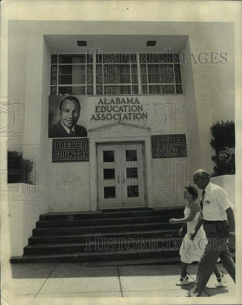 1978 Press Photo Albert Brewer Campaign Signs Hung on Building - abna45035 - Historic Images