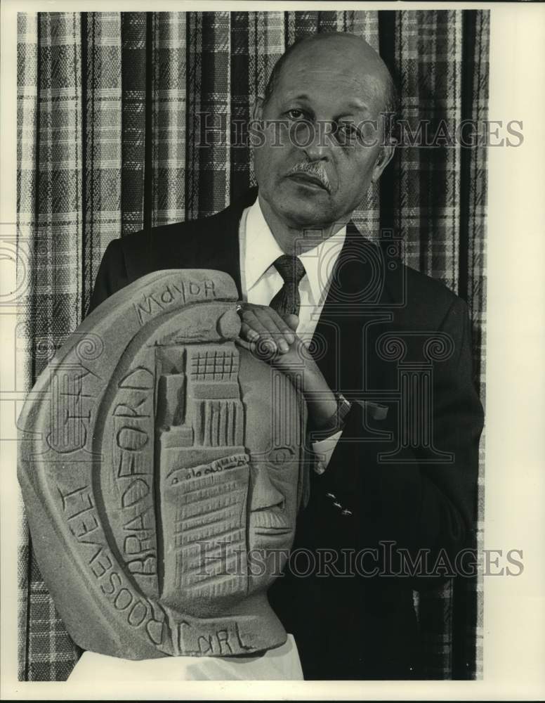 Press Photo Roosevelt City Mayor Carl Bradford With Statue - abna45050 - Historic Images