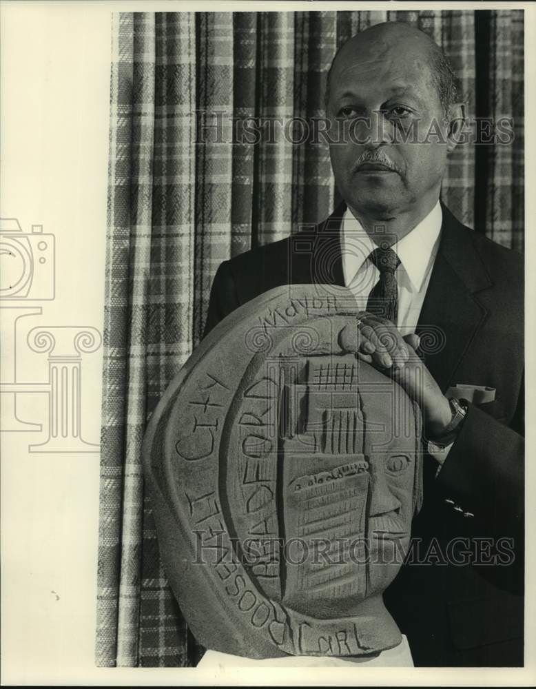 Press Photo Roosevelt City Mayor Carl Bradford with Statue - abna45051 - Historic Images