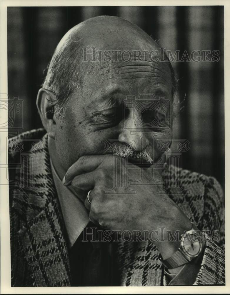 1985 Press Photo Roosevelt City Mayor Carl Bradford with Head in Hand - Historic Images