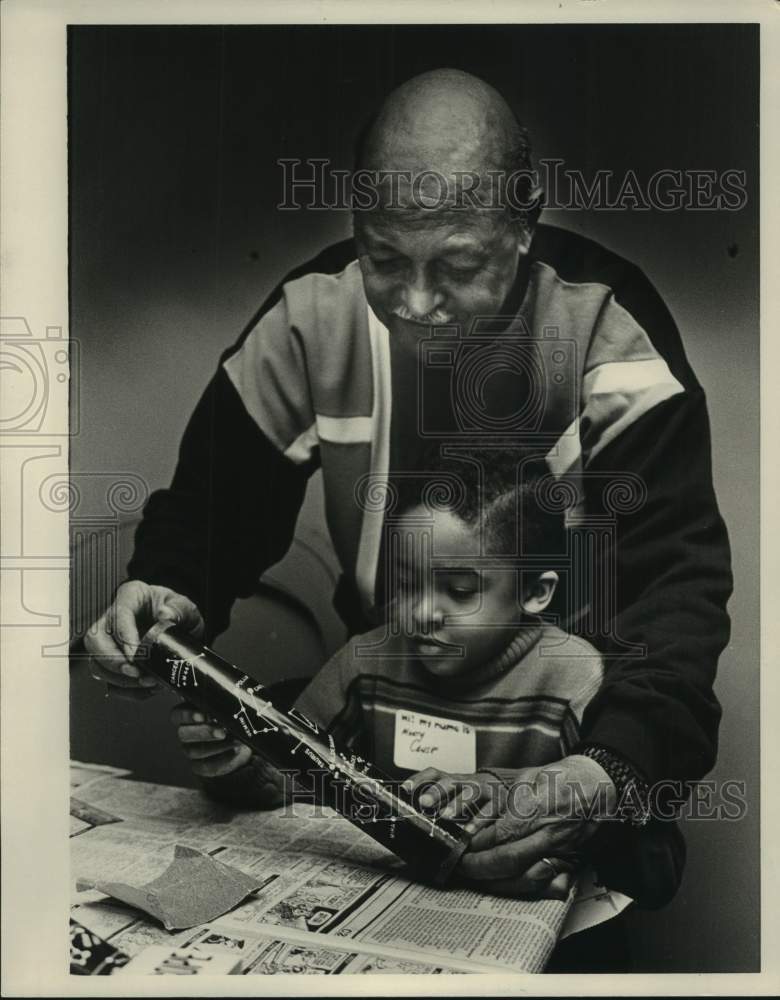 1988 Press Photo Carl Bradford of Roosevelt Helps his Grandson with Craft - Historic Images