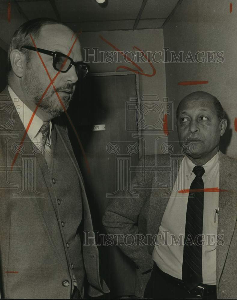 Press Photo Roosevelt City Mayor Carl Bradford, Donald Graham, Chief Examiner - Historic Images