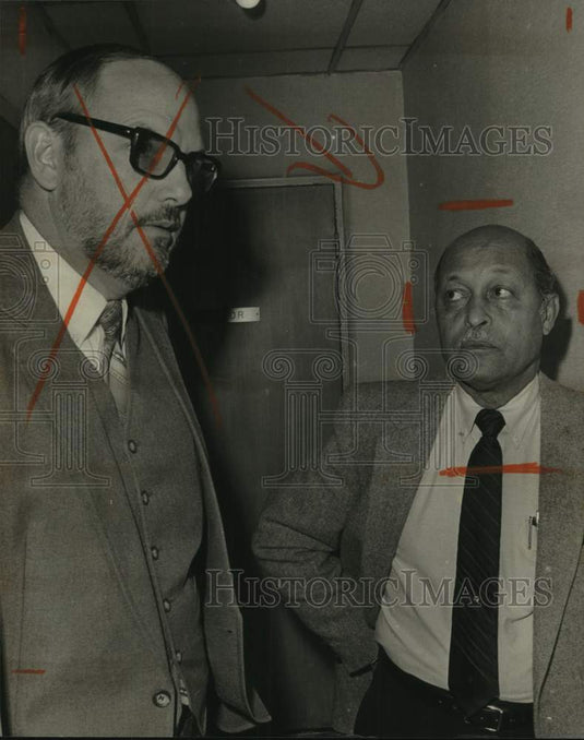 Press Photo Roosevelt City Mayor Carl Bradford, Donald Graham, Chief Examiner - Historic Images