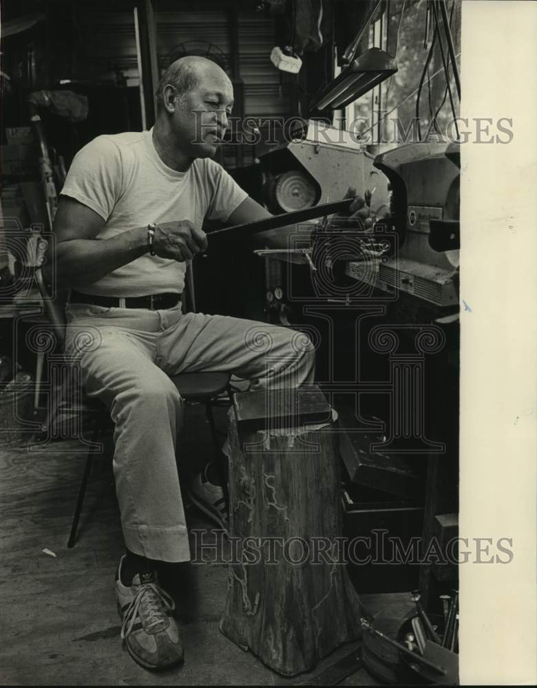 1984 Press Photo Roosevelt City Mayor Carl Bradford Working in Shop - abna45062 - Historic Images