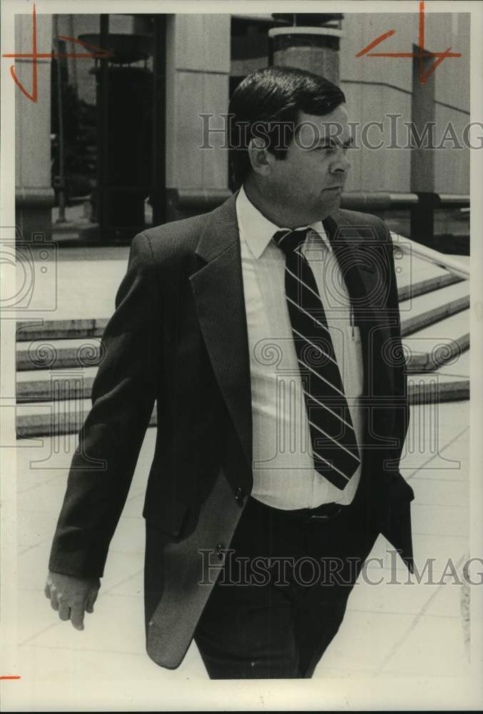 1990 Press Photo Lawrence County Coroner Steve Bradford Leaves Federal Court - Historic Images