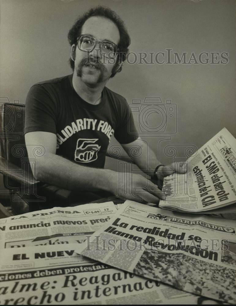 1985 Press Photo Martin Boyers with Nicaraguan Newspapers - abna45086 - Historic Images